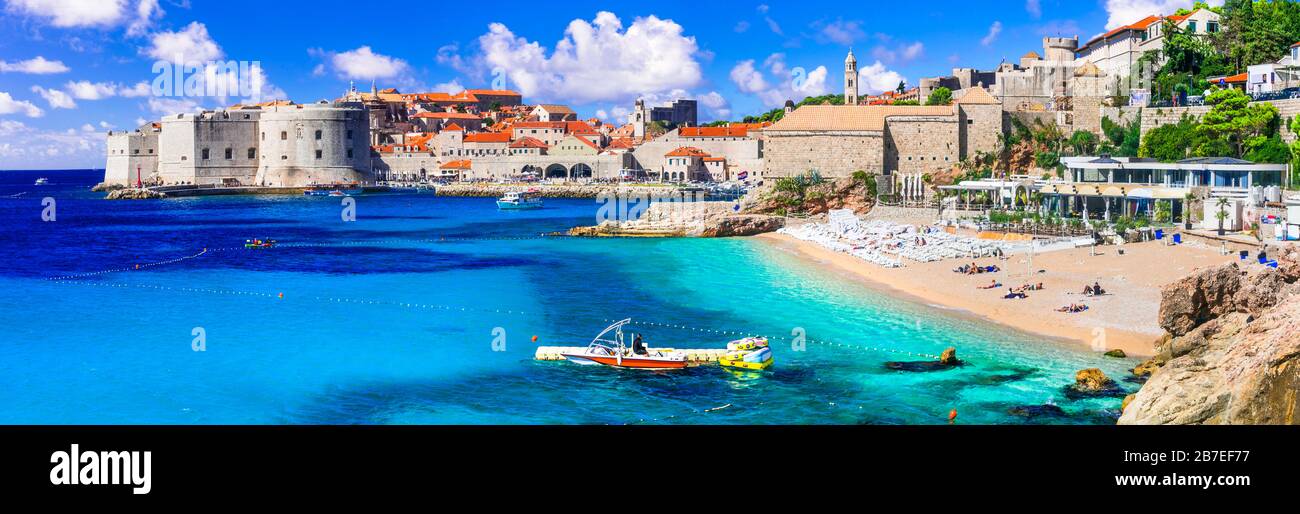 Schöne Altstadt von Dubrovnik, Blick auf Strand, türkisfarbenes Meer und Festung, Kroatien. Stockfoto