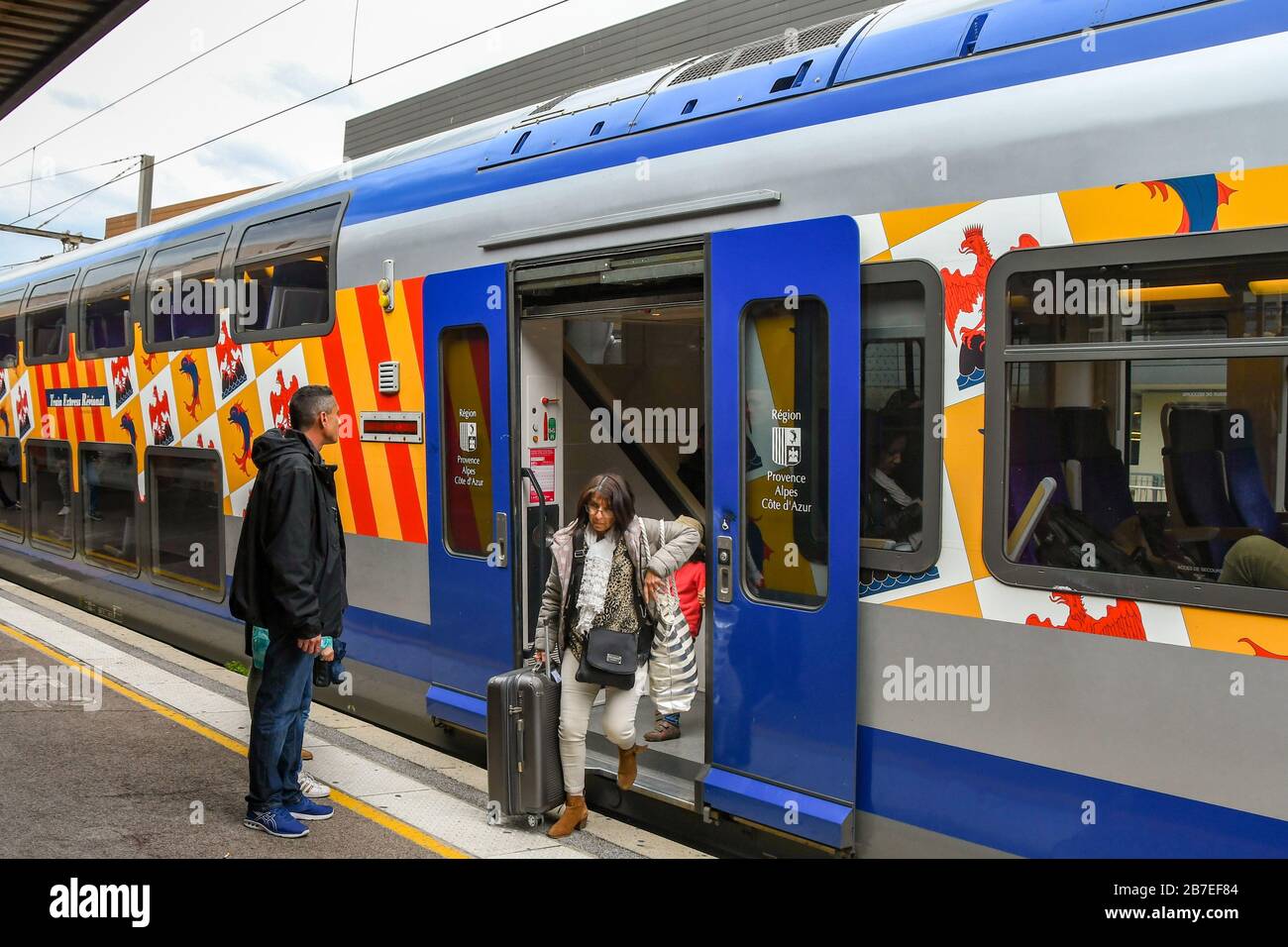 ST. RAPHAEL, FRANKREICH - APRIL 2019: Passagierbeförderung eines Zuges in Cannes. Stockfoto
