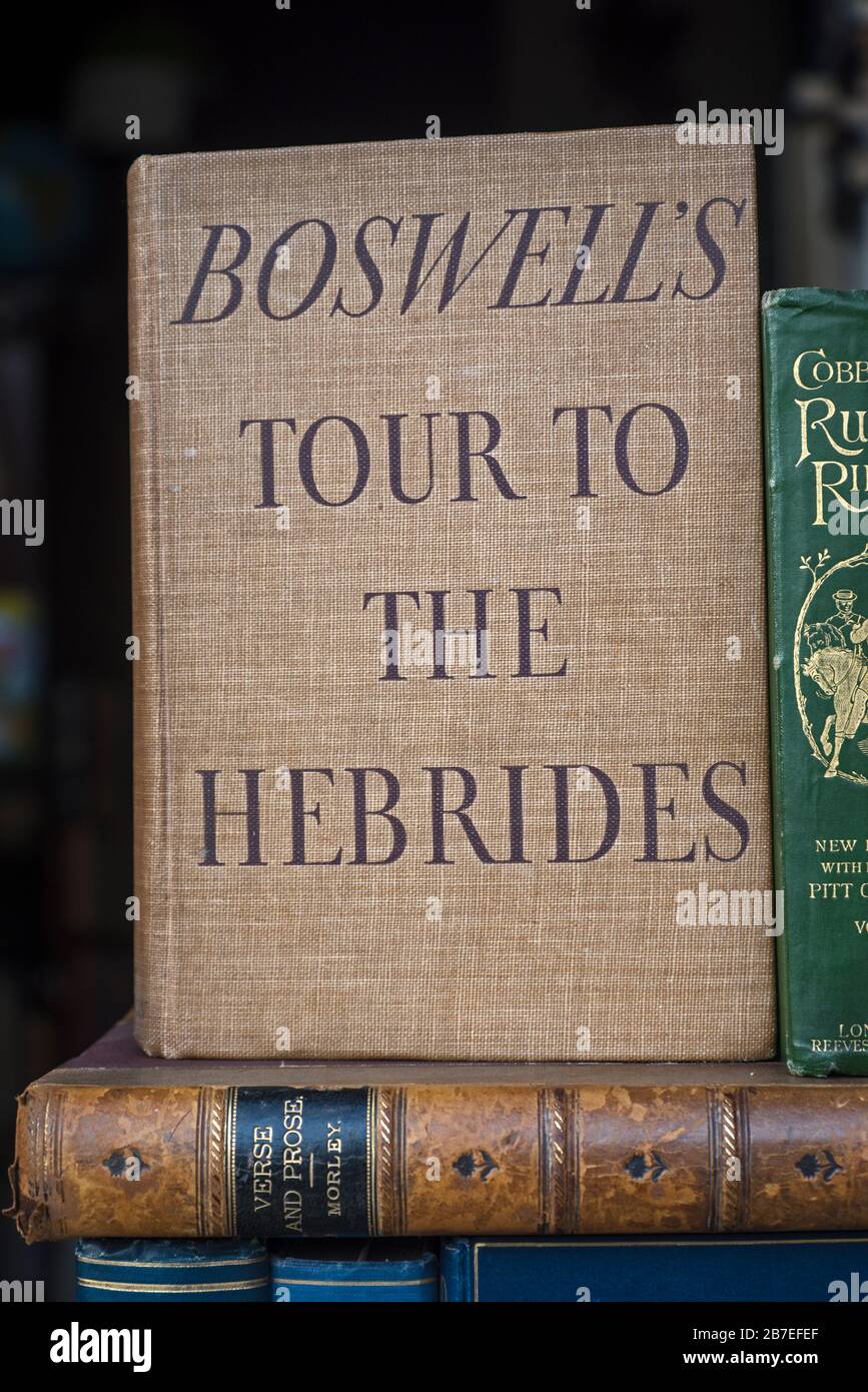 Vintage-Bücher, darunter eine Kopie von "Boswell's Tour of The Hebrides", im Fenster einer Buchhandlung in Edinburgh, Schottland, Großbritannien. Stockfoto