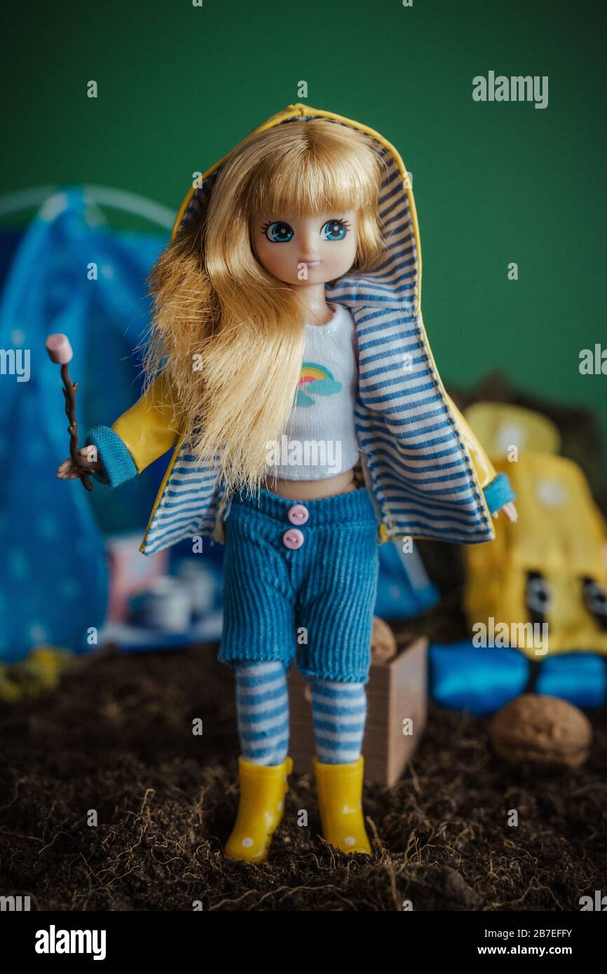 Vertikale Nahaufnahme einer blonden Puppe in einem Spielzeug Wandercamp Stockfoto