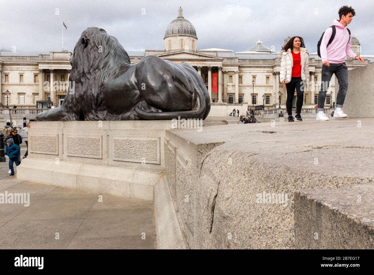 Trafalgar Square, Nelson Colum Teil zerstört von Bonfire bei der Feier zum Tag des Waffenstillstands am 11. November 1918. Noch Mehr Als 100 Jahre Später Stockfoto