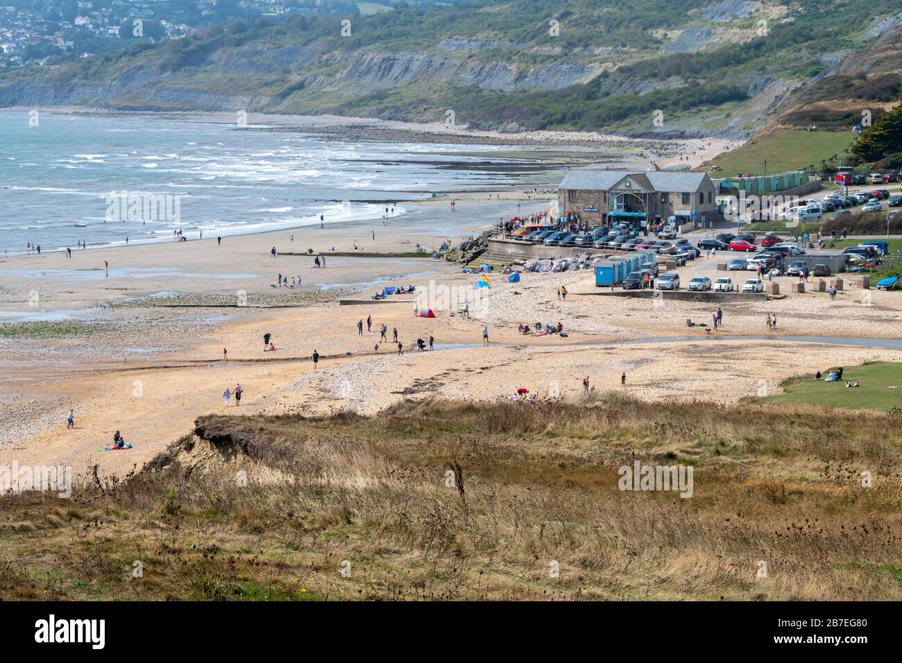 Flussmündungsgebiet und Strand, Charmouth, Dorset, England Stockfoto