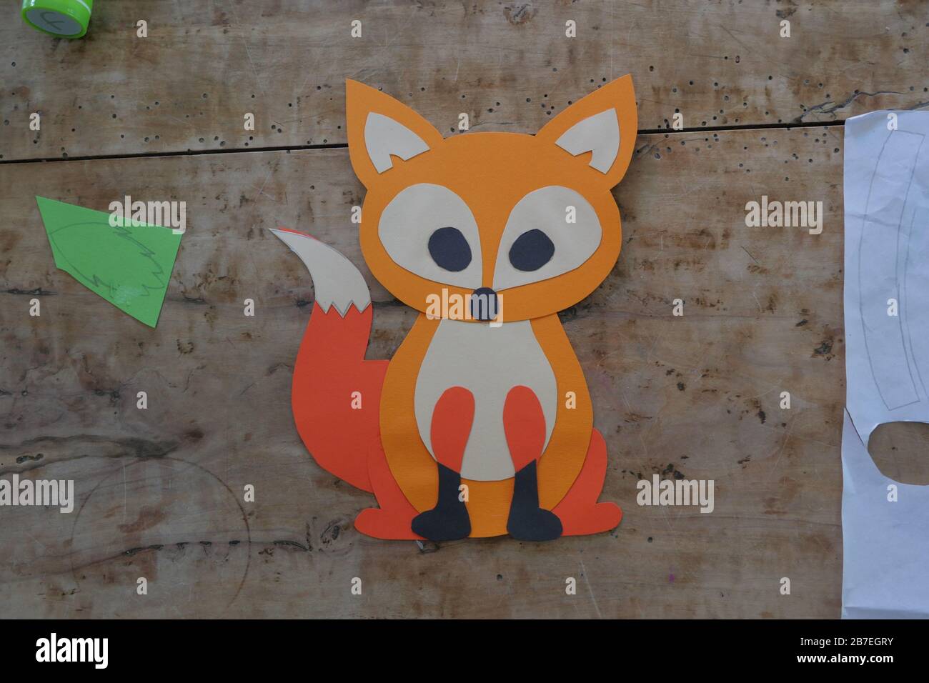 Orange und weiße Fuchs aus Papieren auf ein gestellt Holzoberfläche Stockfoto