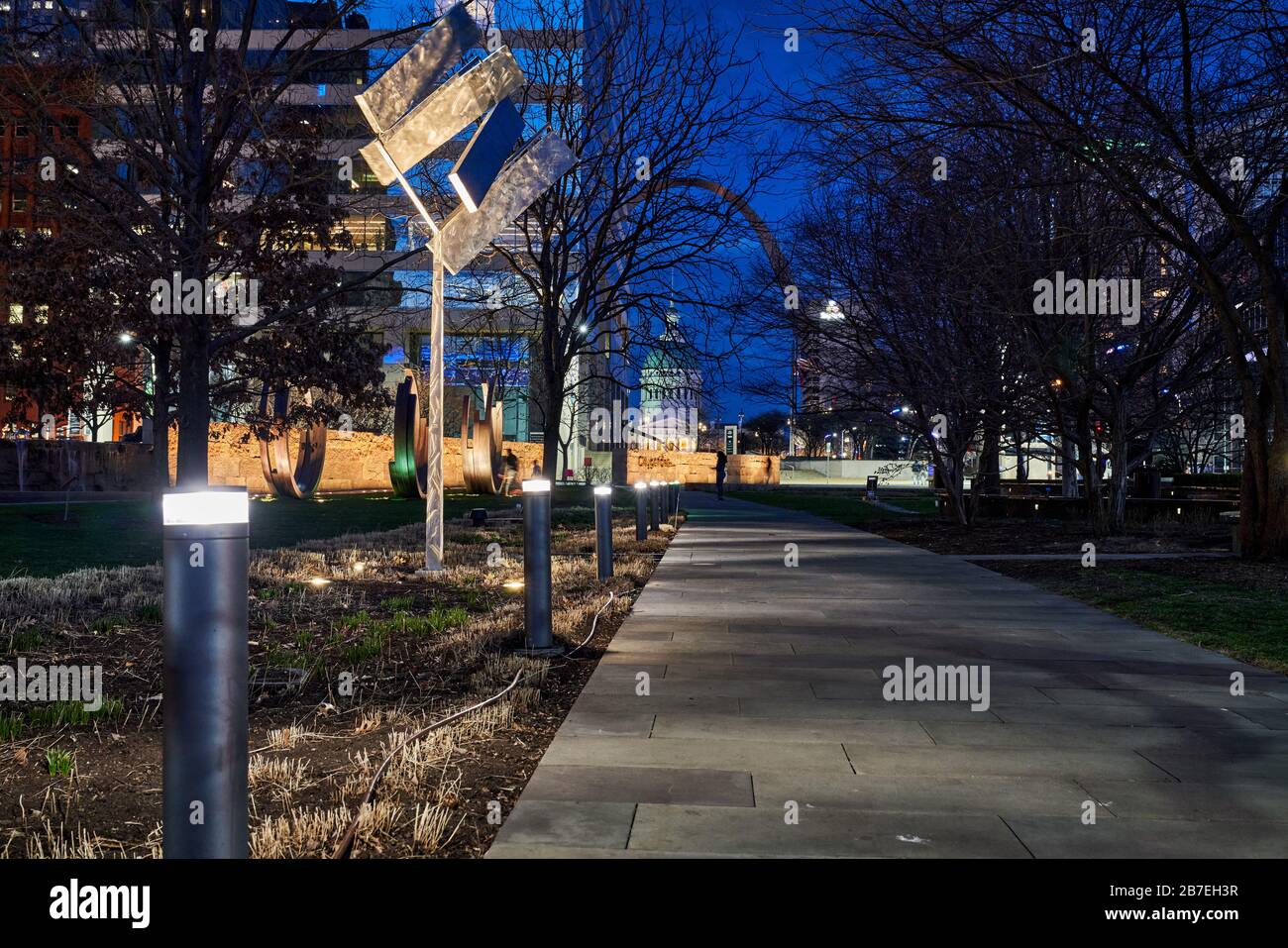 City at Night St. Louis Missouri Business District, Urban Street Pic Stockfoto