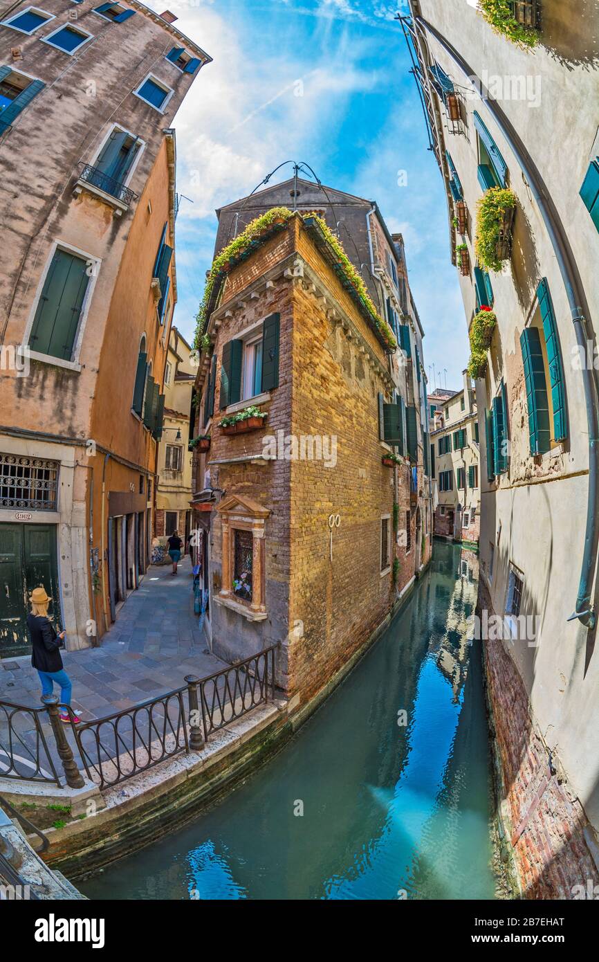 Venedig, Italien - 17. MAI 2019: Verworrene Infrastruktur in Venedig, Labyrinth der Kanäle und Brücken Stockfoto