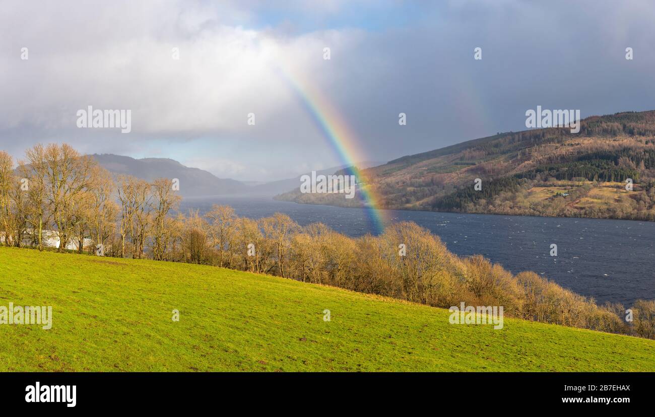 Blick auf einen typischen schottischen See, Regenbogen, Panorama, Hochland, Schottland. Stockfoto