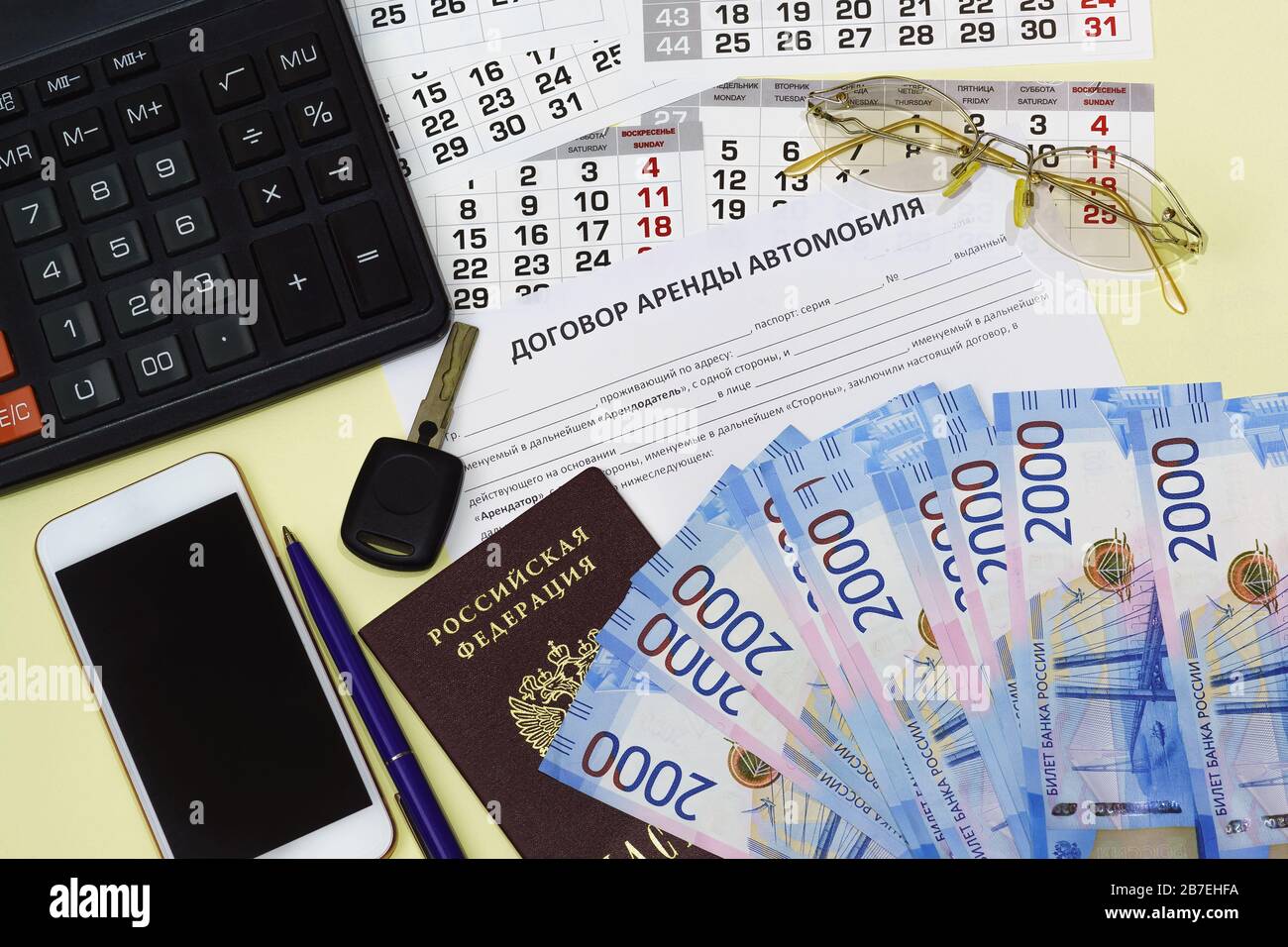 Dokument in Russland-Mietvertrag, russischer Reisepass, Taschenrechner, Geld und Smartphone. Legale Registrierung der Transaktion Stockfoto