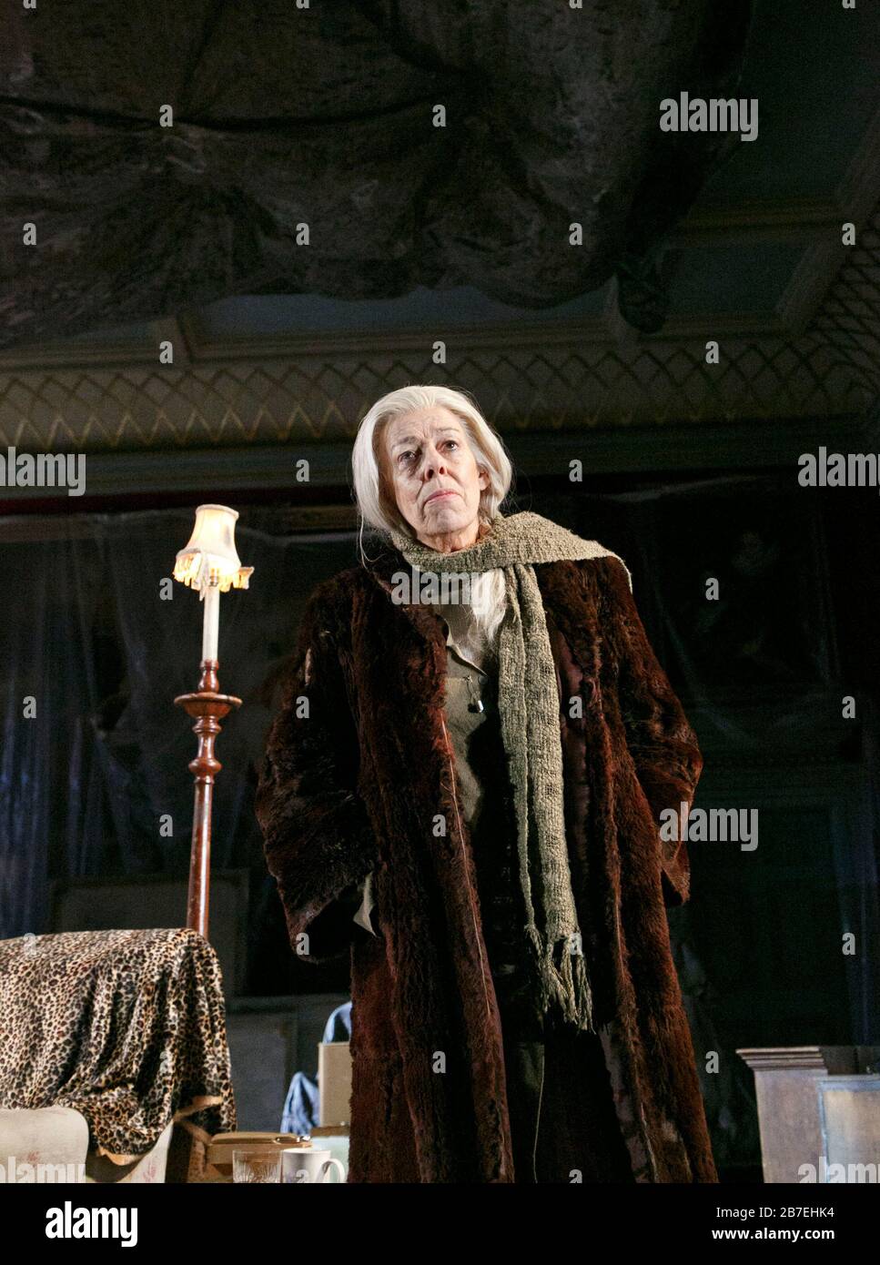 Frances de la Tour (Dorothy Stacpoole) in PEOPLE by Alan Bennett Design: Bob Crowley Lighting: James Farncombe Director: Nicholas Hytner Lyttelton Theatre, National Theatre (NT), London 07/11/2012 (c) Donald Cooper Stockfoto