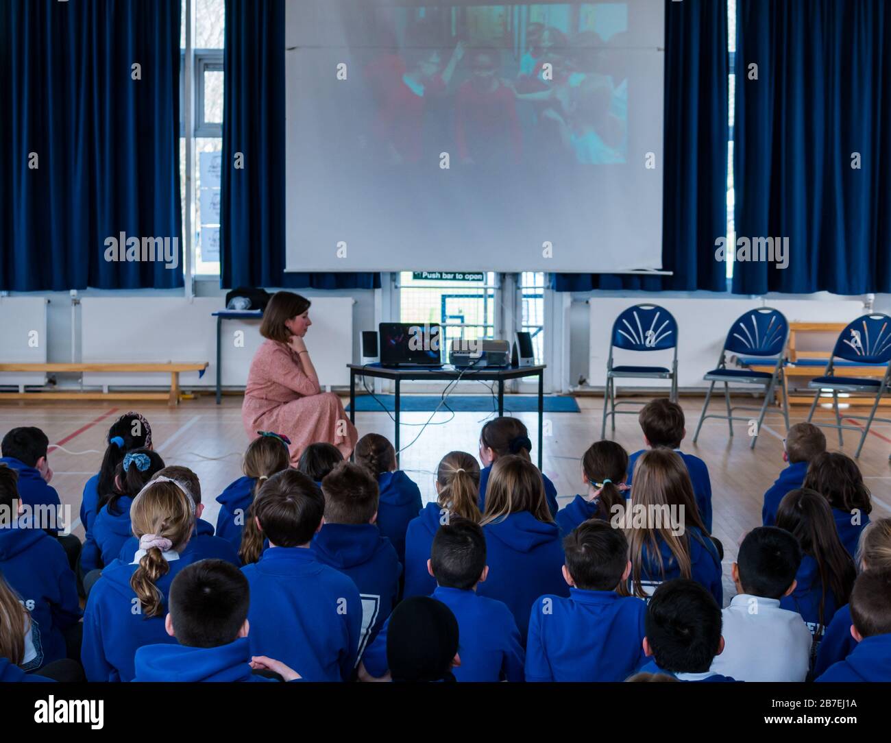Schüler, die Comic Reliefpräsentation hören, Davidsons Mains Primary School, Edinburgh, Schottland, Großbritannien Stockfoto
