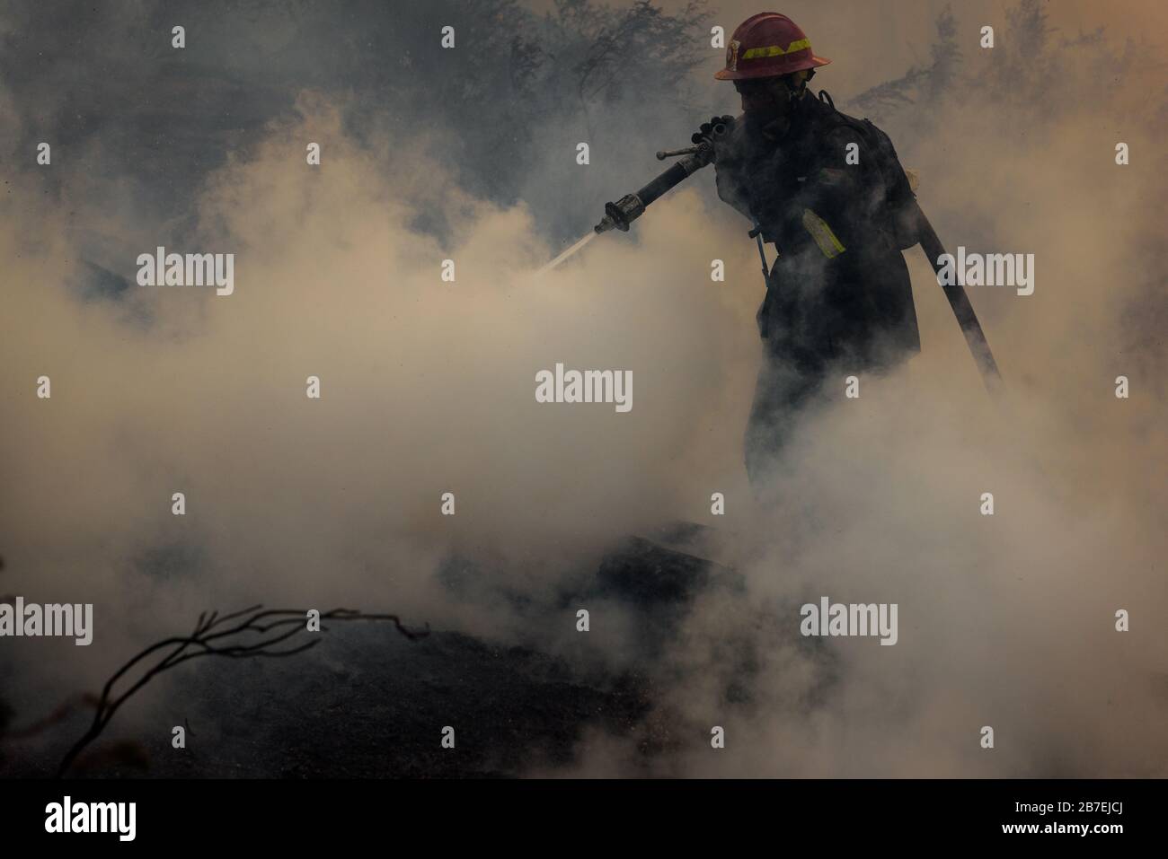 Feuerwehrleute bekämpfen ein wildes Feuer auf den hängen des Tafelbergs von Kapstadt und Südafrikas Wahrzeichen Stockfoto