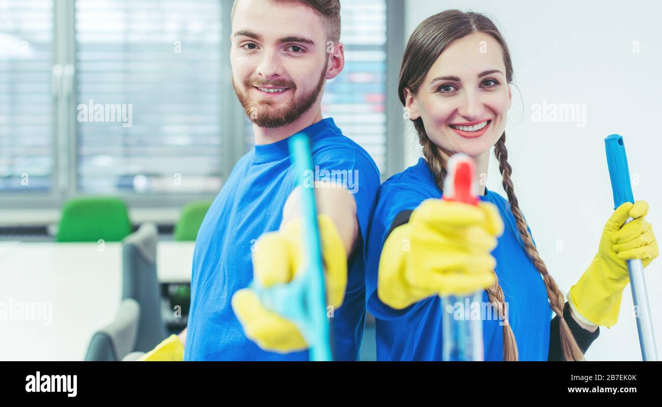 Frau und Mann im kommerziellen Reinigerteam Stockfoto