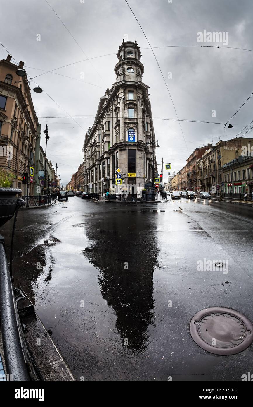 ST. PETERSBURG, Russland - 16. Juli 2016: Das Gebäude an der Ecke der fünf Ecken. Eines der Wahrzeichen der Stadt ist Appartement-Haus mit Turm Stockfoto
