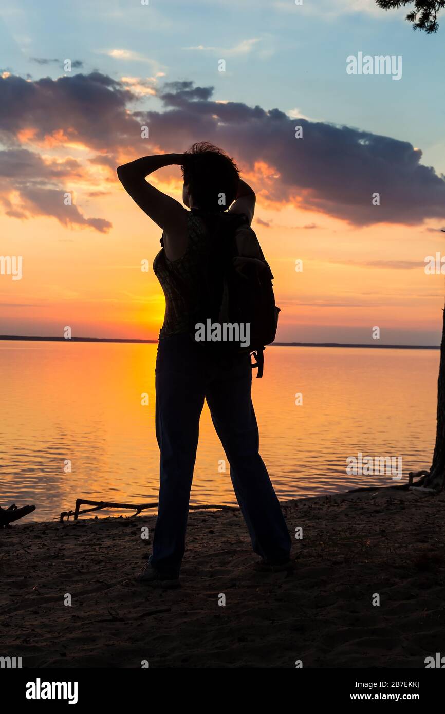 Silhouette der Tourist und eine schöne Landschaft als Hintergrund Stockfoto