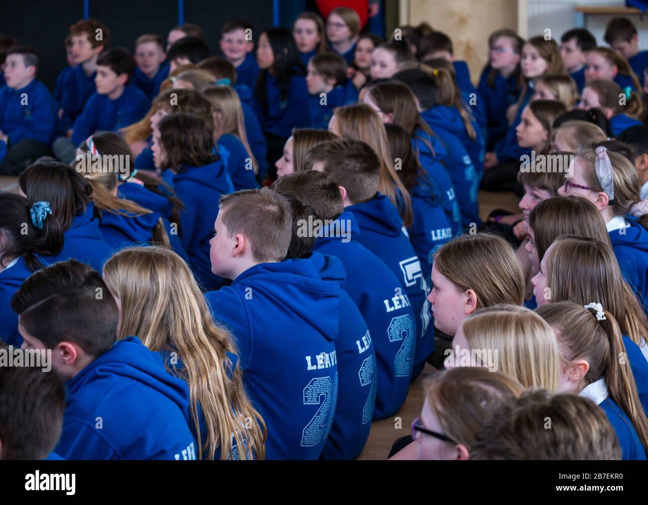 Schüler und Studenten, die Präsentationen hören, Davidsons Mains Primary School, Edinburgh, Schottland, Großbritannien Stockfoto