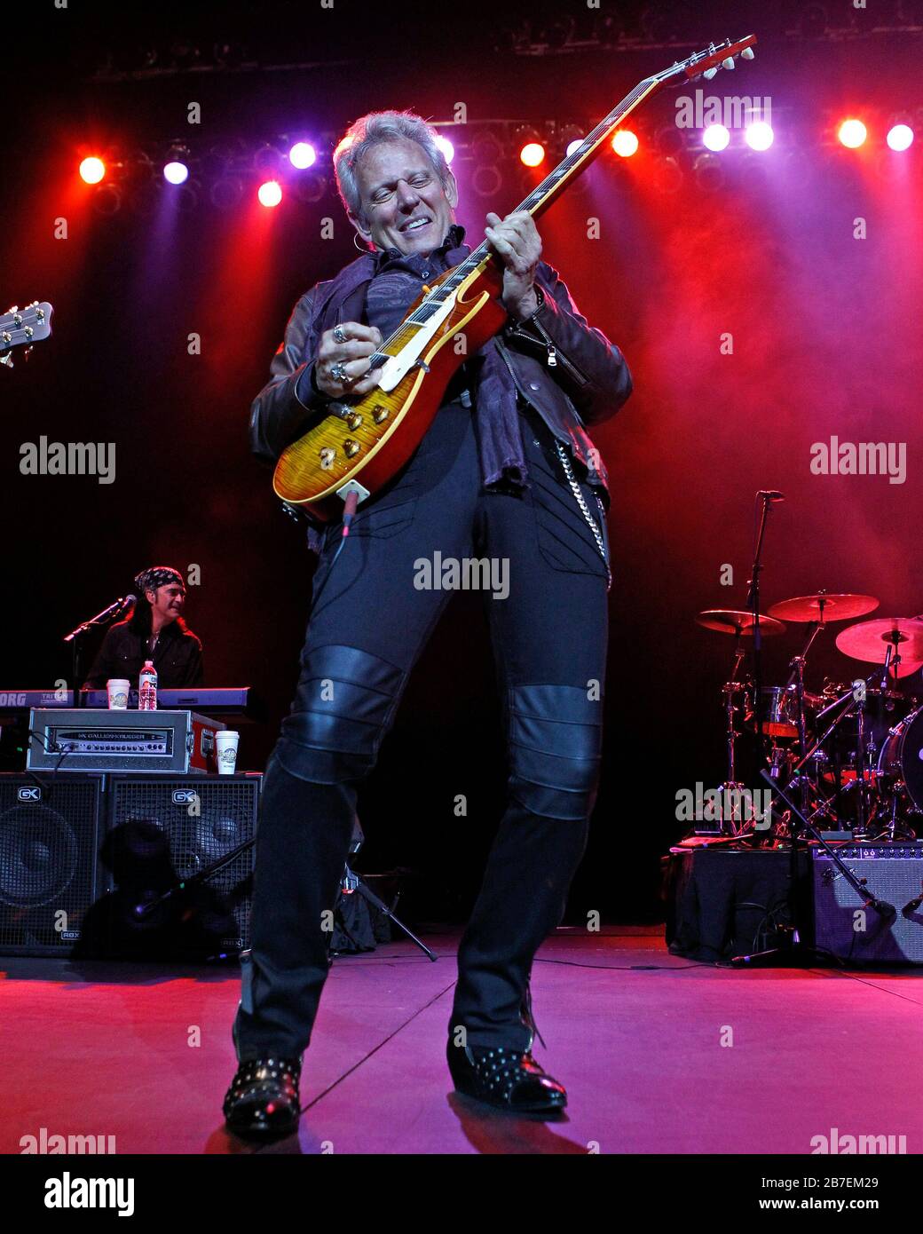 Don Felder, ehemaliger Leadgitarrist bei den Eagles, tritt in der Seminole Hard Rock Live Arena in Hollywood, Florida auf. Stockfoto