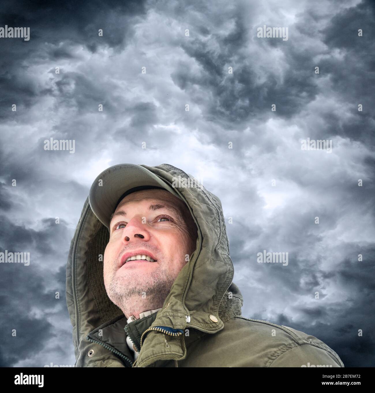 Abenteuerlicher Senior mit ankommendem Sturm mit dramatischem Himmel Stockfoto