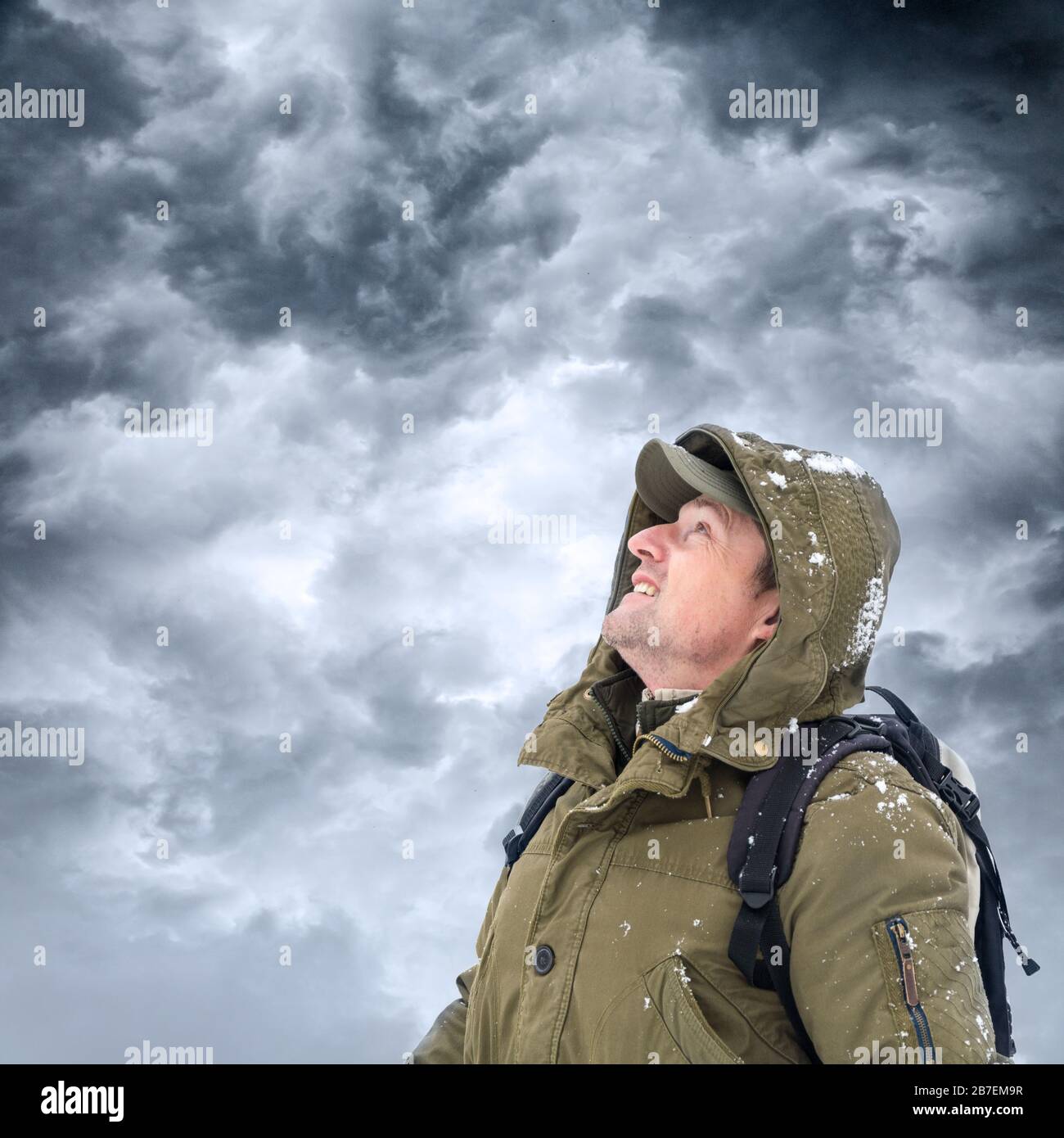 Abenteuerlicher Senior mit ankommendem Sturm mit dramatischem Himmel Stockfoto
