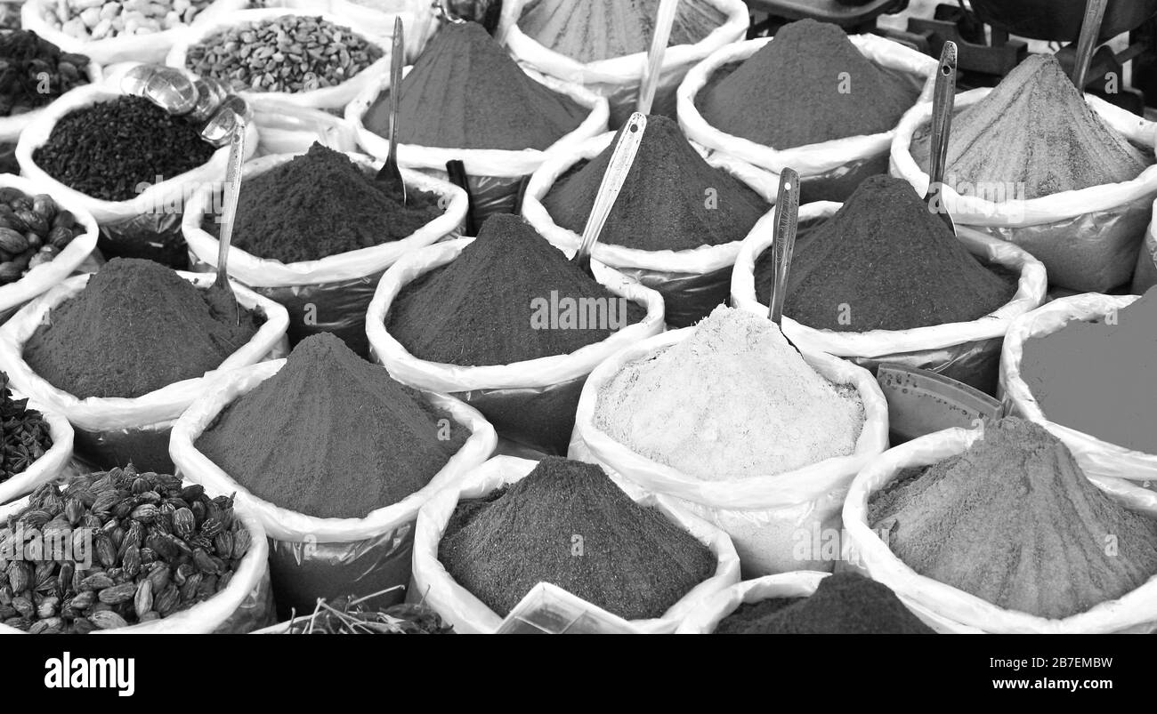 Säcke verschiedener Gewürzpulver auf einem Markt im Freien Stockfoto