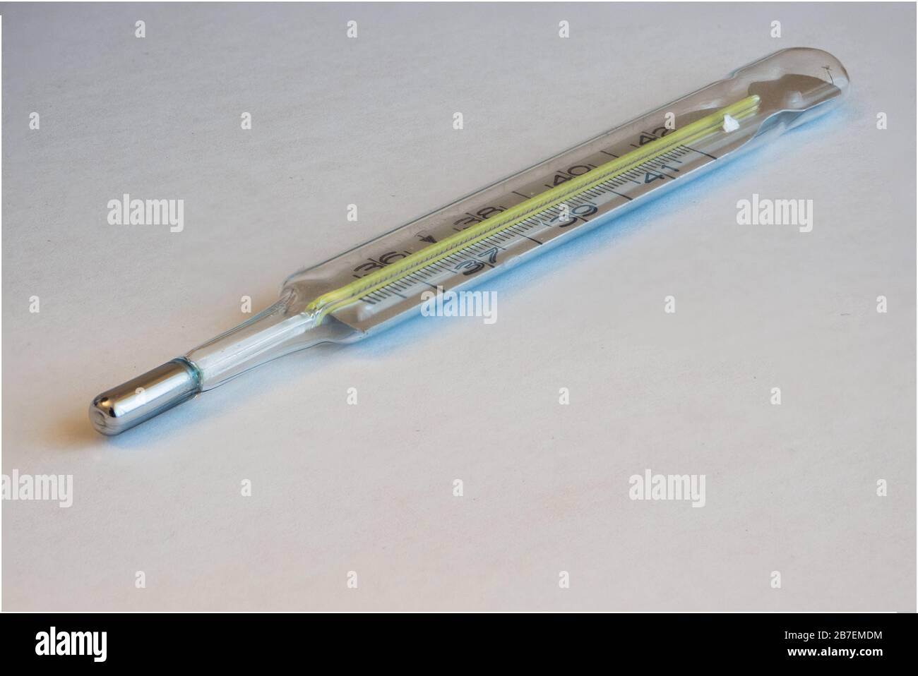 Klinisches Fieberthermometer auf weißem Hintergrund, ein Konzept für Krankheit, Fieber, Corona Virus Covid-19 und Gesundheitswesen Stockfoto