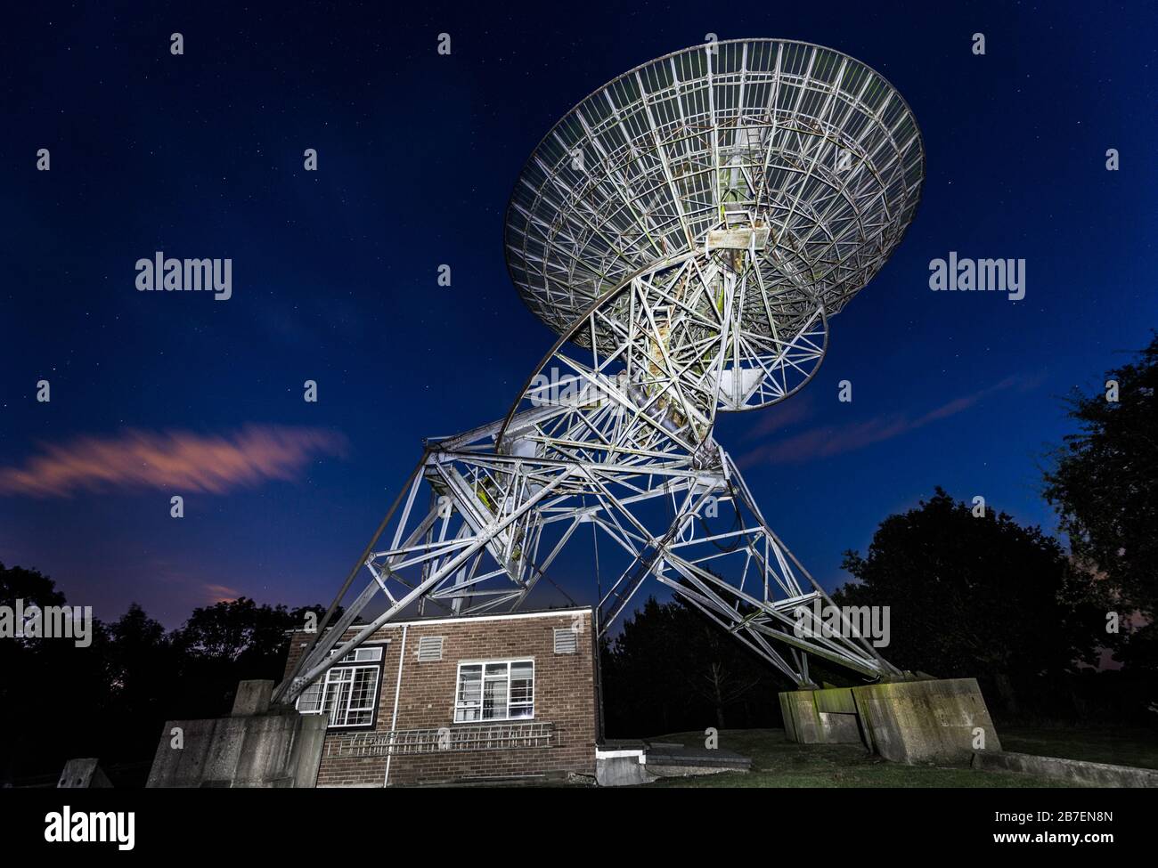 Eine Antenne des Half-Mile-Teleskops am Mullard Radio Astronomy Observatory in der Nähe von Cambridge, Großbritannien Stockfoto