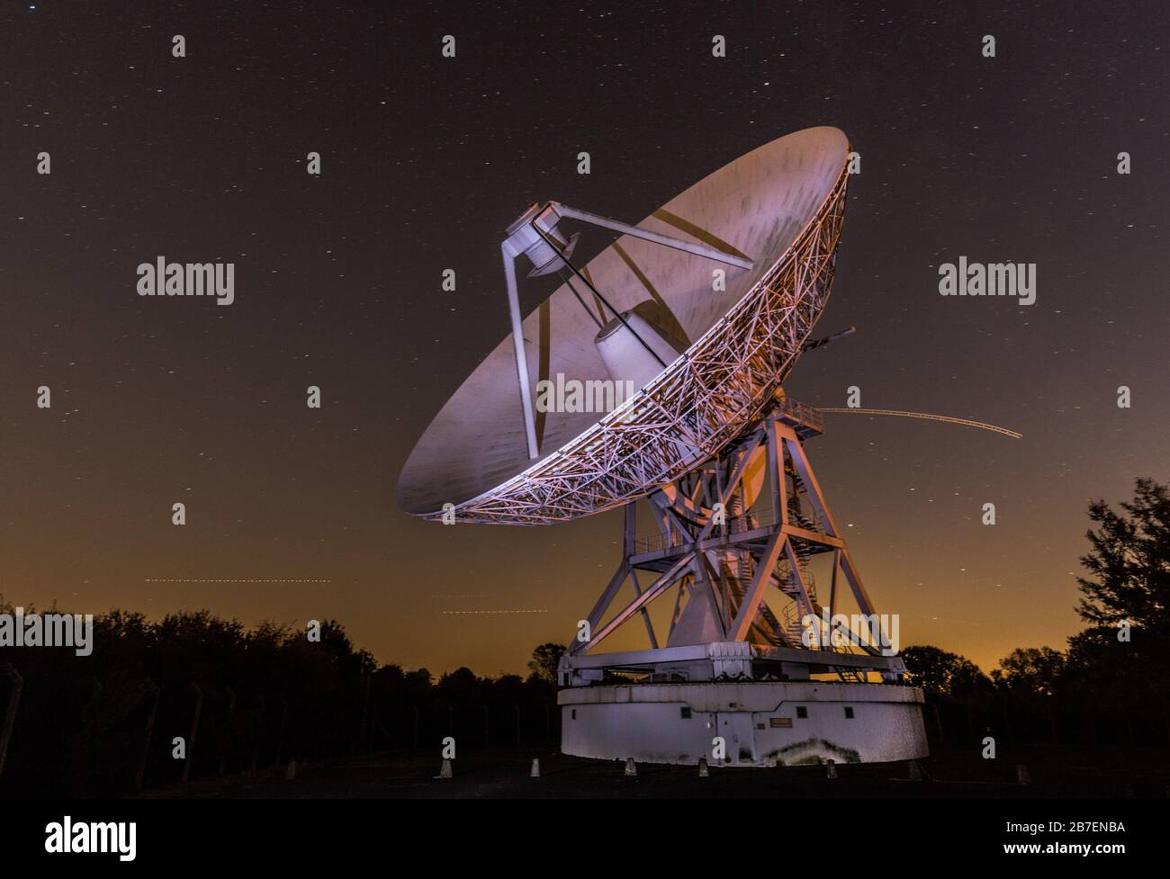 MERLIN-TELESKOP am Mullard Radio Astronomy Observatory in der Nähe von Cambridge, Großbritannien Stockfoto