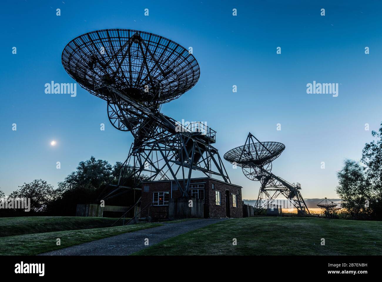 Zwei Antennen des Half-Mile-Teleskops am Mullard Radio Astronomy Observatory in der Nähe von Cambridge, Großbritannien Stockfoto