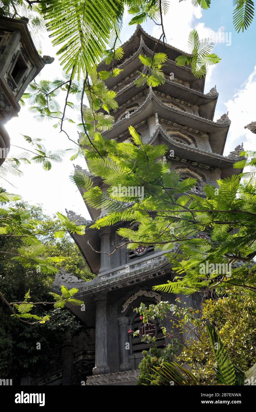 Pagode und Vegetation in Marble Mountains in der Nähe von da Nang, Vietnam Stockfoto