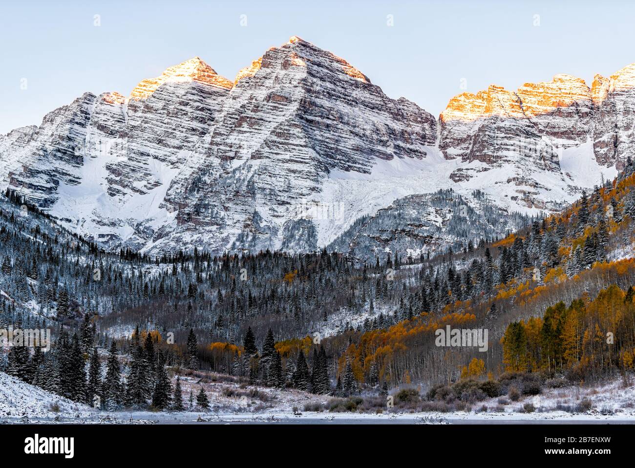 Maroon Bells Sonnenaufgang Sonnenaufgang auf den Gipfeln Blick in Aspen, Colorado felsigen Berg und Herbst gelbes Laub und Winterschnee Stockfoto