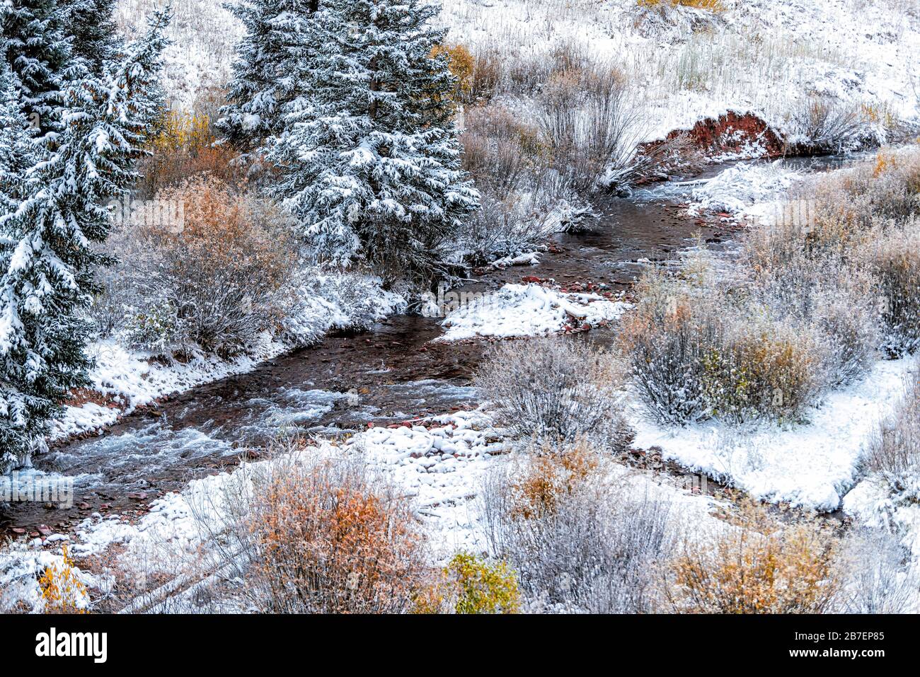 Maroon Creek in White River National Forest Landscape Snow in Aspen, Colorado Rocky Mountains im Oktober 2019 und Herbst Laub Stockfoto