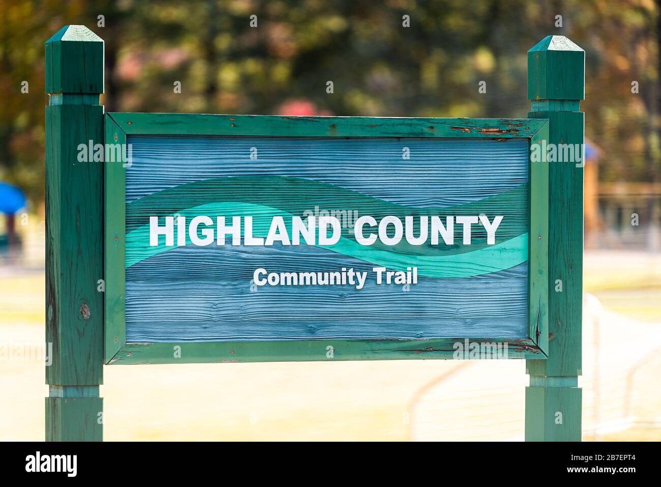 Monterey, VA-Beschilderung auf Highway 220 in Highland County, Virginia für den Gemeindepfad im Park Stockfoto