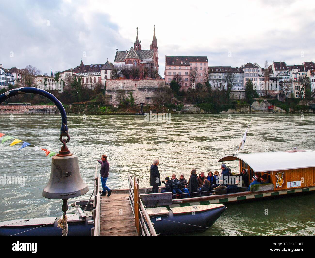 Basel, Schweiz - 2017, 17. Dezember: Seilfähre am Rhein Stockfoto