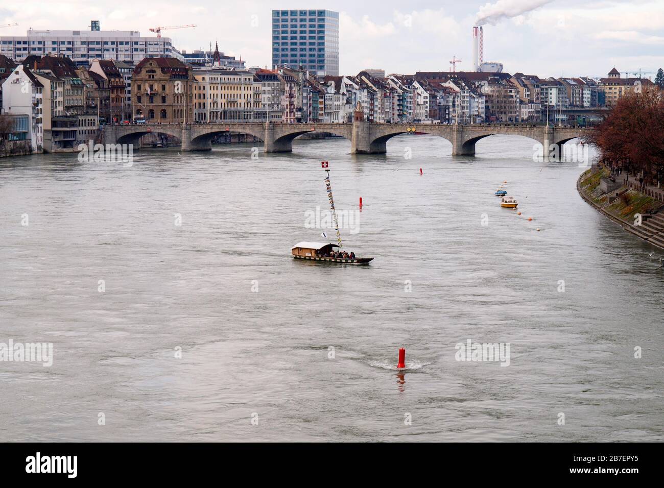 Basel, Schweiz - 2017, 17. Dezember: Seilfähre am Rhein Stockfoto