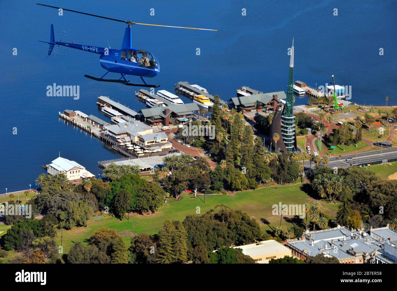 Luftbild eines Hubschraubers Robinson R44 auf einem Rundflug über die Barrack St Jetty und den Bell Tower, Perth, Western Australia. Stockfoto