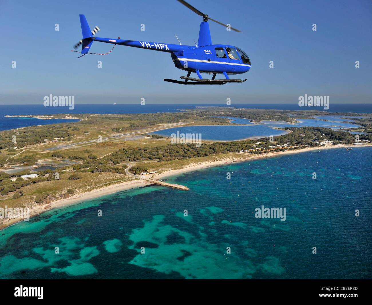 Robinson R44 Hubschrauber auf einem Rundflug über die Küste von Rottnest Island, Western Australia. Stockfoto