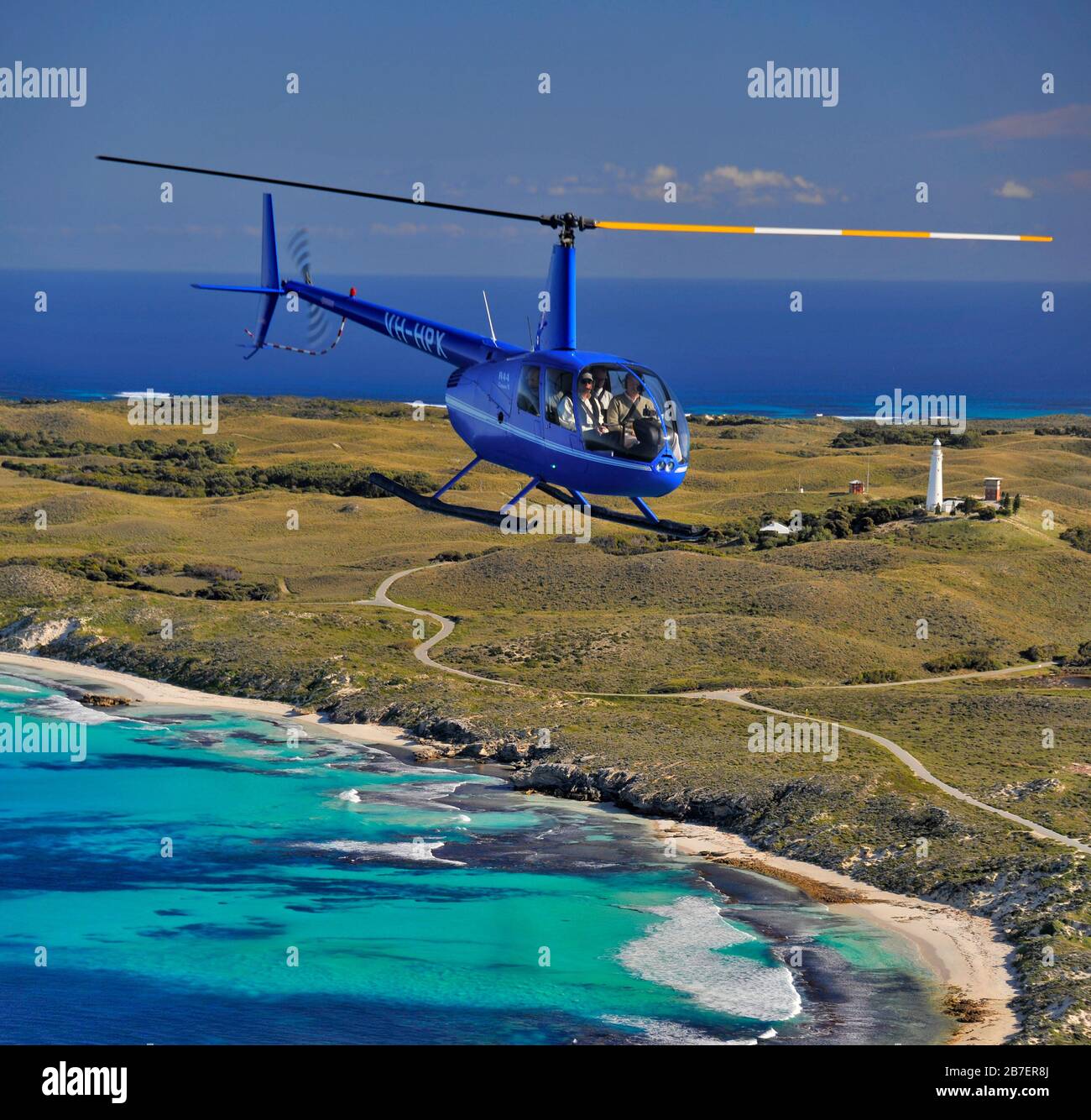 Robinson R44 Hubschrauber auf einem Rundflug über die Küste von Rottnest Island, Western Australia. Stockfoto