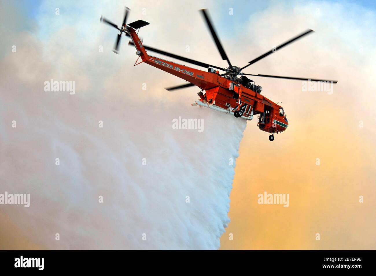 Erikson SkyCrane 'Elvis' bombardiert ein Waldfeuer mit Hubschraubern in Western Australia. Stockfoto