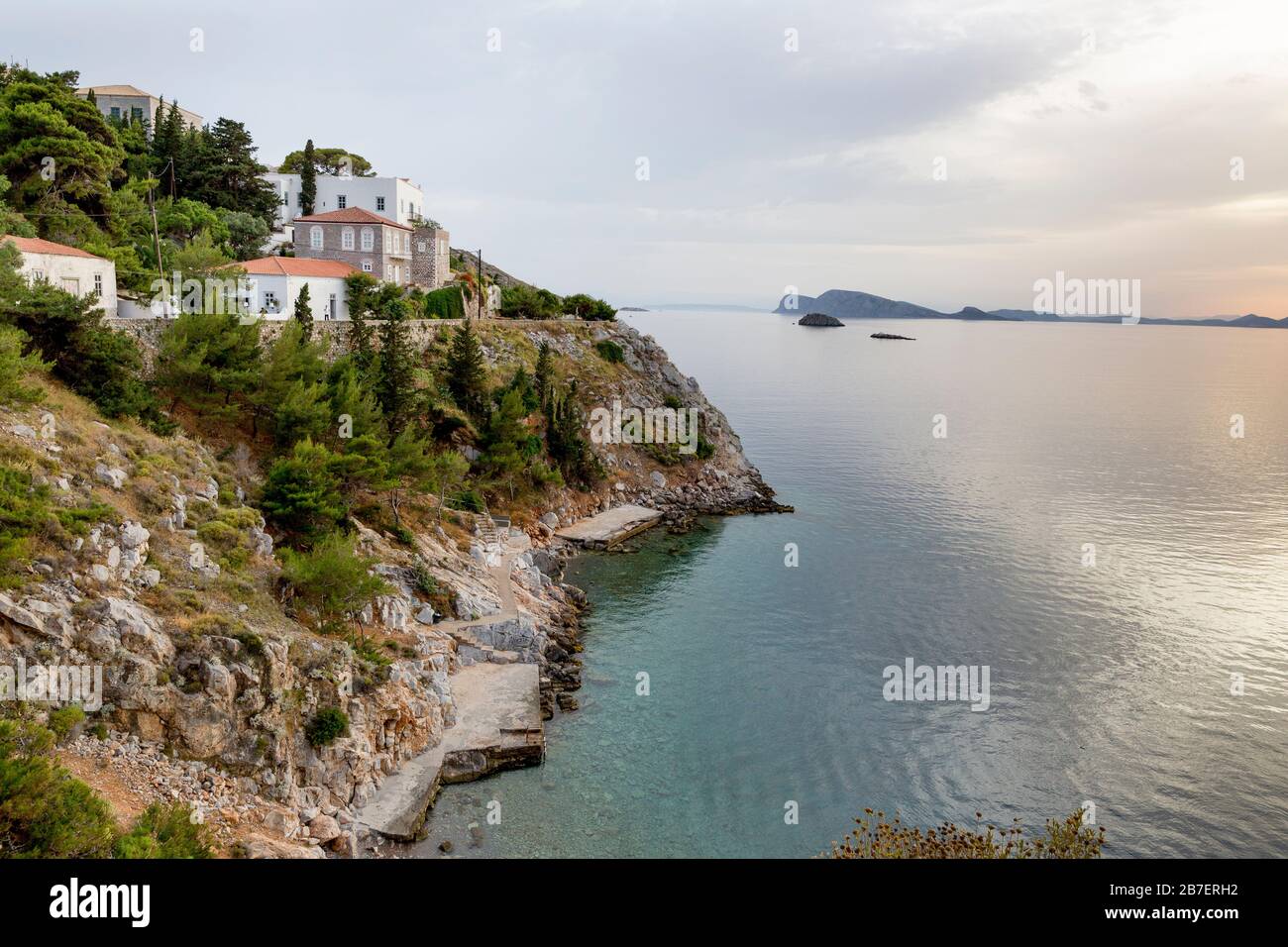 Strände, Luxuswohnungen und ruhige Meere entlang der Agean-Küste der griechischen Insel Hydra, Griechenland Stockfoto