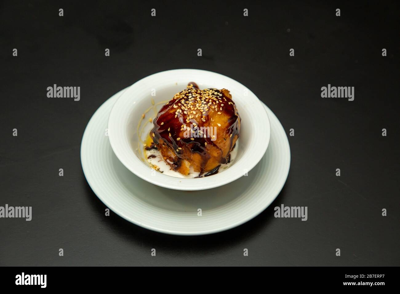 Köstliches chinesisches Dessert. Gebratenes Eis mit Schokolade überzogen Stockfoto