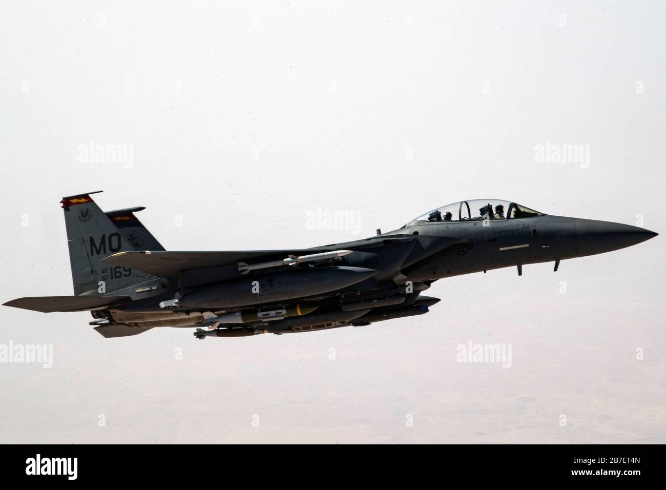 Ein U.S. Air Force F-15E Strike Eagle fliegt am 11. März 2020 über den Irak. Die F-15E ist ein zweifacher Kampfflugzeuge, der für Luft-Luft- und Luft-Luft-Boden-Missionen entwickelt wurde und die Haltung der US Air Forces Central Commands demonstriert, um gegen staatliche und nichtstaatliche Akteure zu konkurrieren, abzuschrecken und zu gewinnen. (USA Air Force Foto von Tech. Sgt. Matthew Lotz) Stockfoto