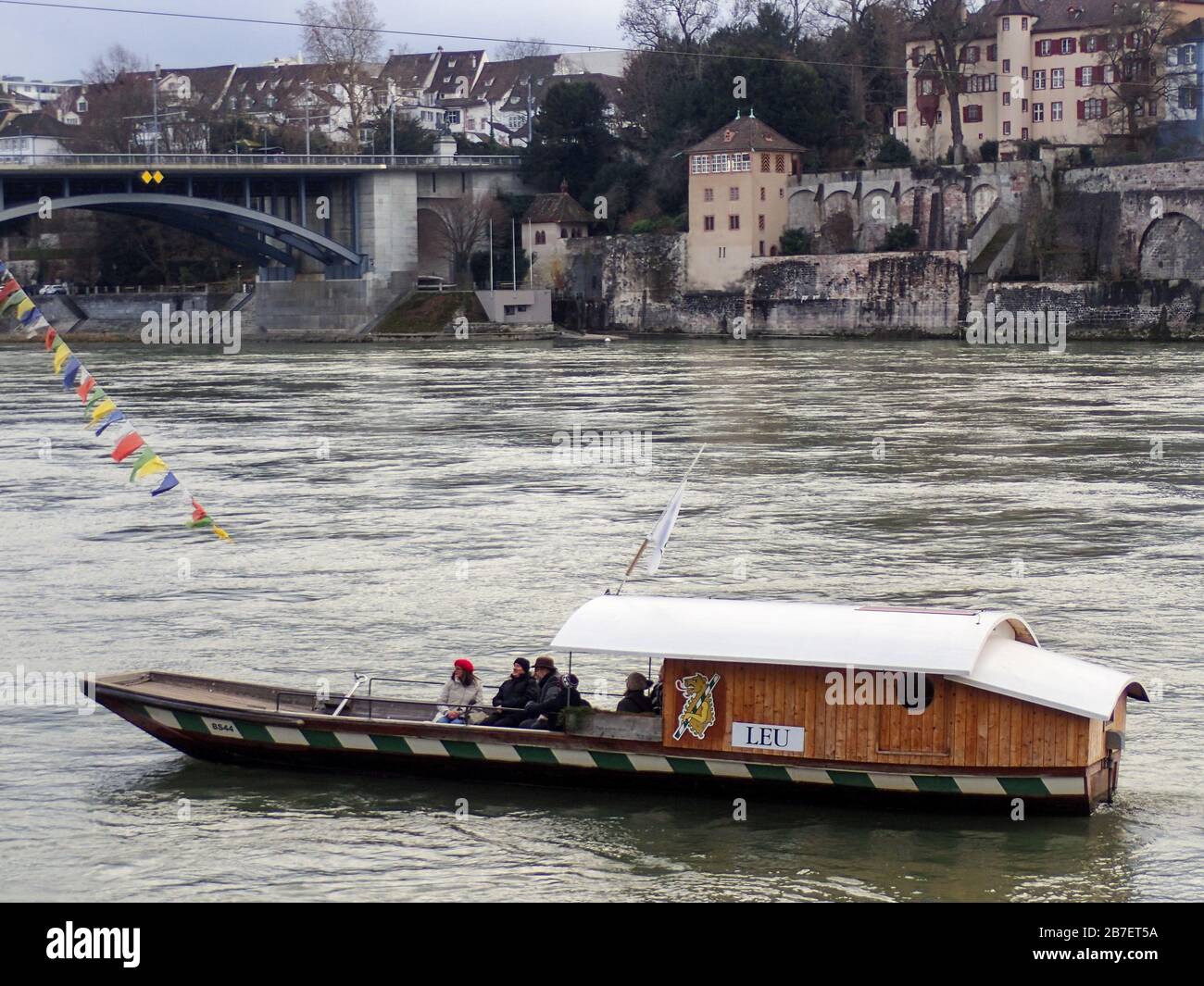 Basel, Schweiz - 2017, 17. Dezember: Seilfähre am Rhein Stockfoto