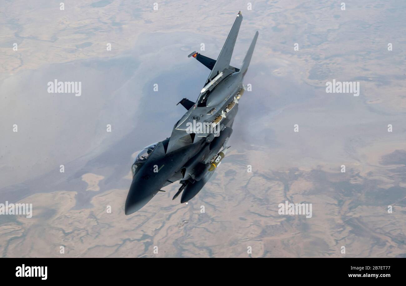 Ein U.S. Air Force F-15E Strike Eagle fliegt am 11. März 2020 über den Irak. Die F-15E ist ein zweifacher Kampfflugzeuge, der für Luft-Luft- und Luft-Luft-Boden-Missionen entwickelt wurde und die Haltung der US Air Forces Central Commands demonstriert, um gegen staatliche und nichtstaatliche Akteure zu konkurrieren, abzuschrecken und zu gewinnen. (USA Air Force Foto von Tech. Sgt. Matthew Lotz) Stockfoto