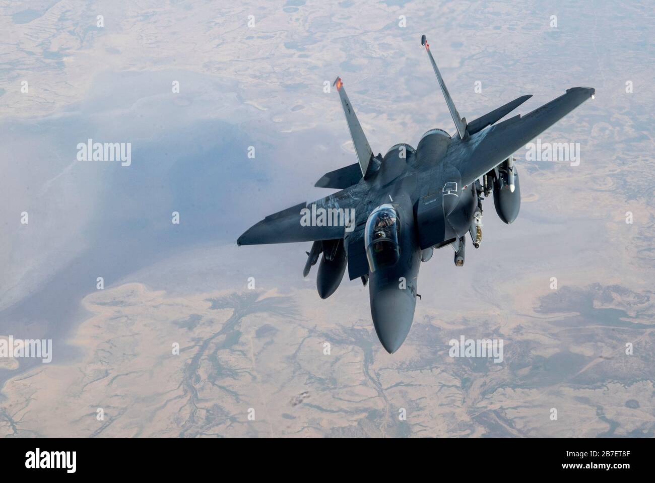 Ein U.S. Air Force F-15E Strike Eagle fliegt am 11. März 2020 über den Irak. Die F-15E ist ein zweifacher Kampfflugzeuge, der für Luft-Luft- und Luft-Luft-Boden-Missionen entwickelt wurde und die Haltung der US Air Forces Central Commands demonstriert, um gegen staatliche und nichtstaatliche Akteure zu konkurrieren, abzuschrecken und zu gewinnen. (USA Air Force Foto von Tech. Sgt. Matthew Lotz) Stockfoto