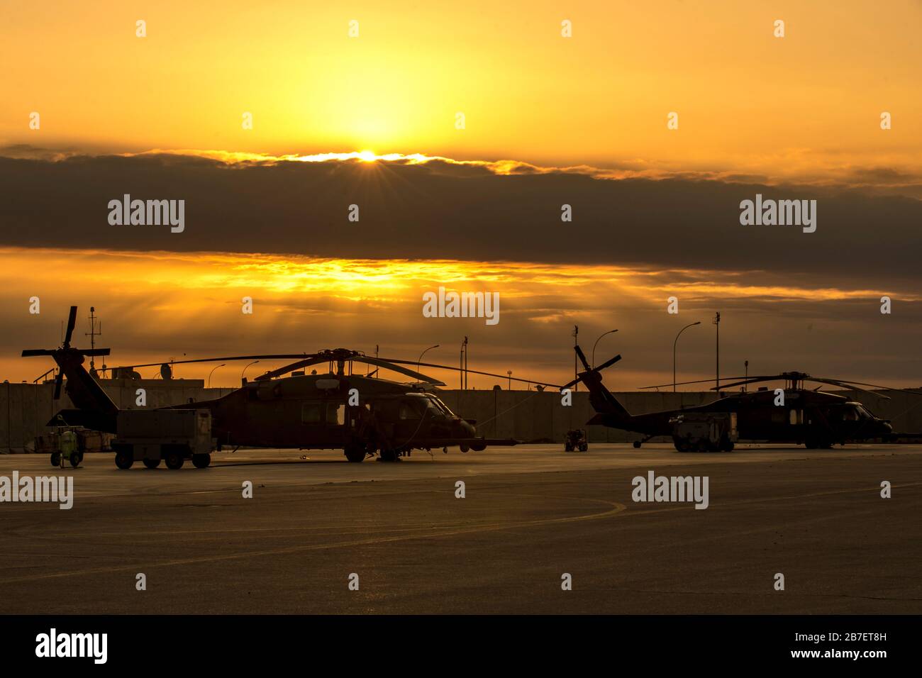 HH-60G Pave Hawks, der 1st Expeditionary Rescue Group zugeordnet, sitzt bei Sonnenaufgang am 25. Februar 2020 auf der Fluglinie der Al Asad Air Base im Irak. Die primäre Aufgabe des Pave Hawk besteht darin, Tag- oder Nachtpersonalwiederherstellungsvorgänge in feindseligen Umgebungen durchzuführen. (USA Luftwaffenfoto von Senior Master Sgt. Ralph Branson) Stockfoto