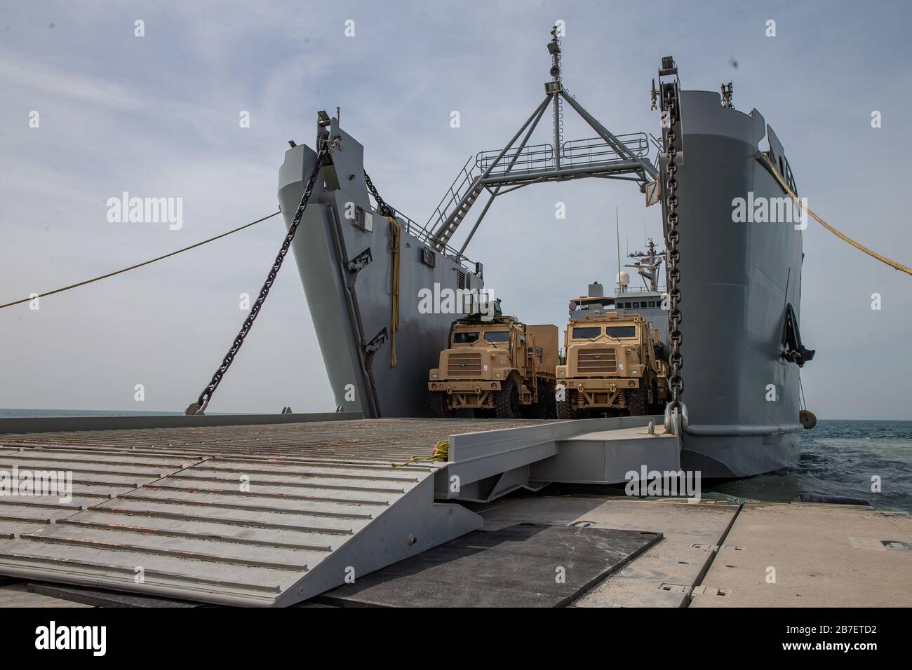 U.S. Marines with I Marine Expeditionary Force bereiten sich darauf vor, mittelgroße Taktische Fahrzeuge aus einem Logistikunterstützungsschiff während der Übung Native Fury 20 in den Vereinigten Arabischen Emiraten, 13. März 2020, zu entladen. Der gebürtige Fury soll die Fähigkeiten der US-Streitkräfte zur Planung, Kommunikation und Durchführung komplexer See- und Küstenoperationen als Reaktion auf Naturkatastrophen und andere Unvorhergesehenes erhöhen. (USA Foto des Marine Corps von Lance Cpl. Brendan Mullin) Stockfoto