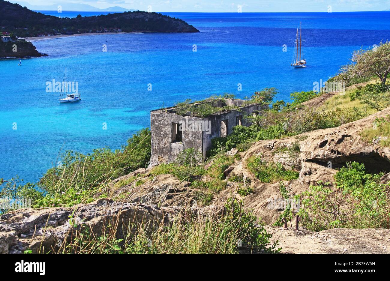 Blick auf die Deep Bay vom Old Fort Barrington in St. John's Antigua Stockfoto