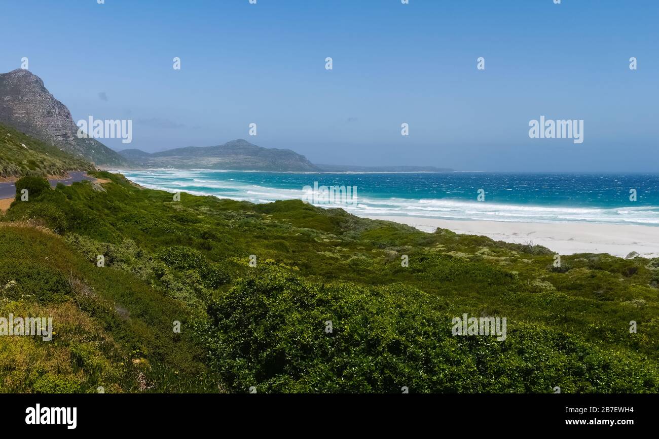 Ocean Road M6 führt zur Kap-Halbinsel mit spektakulärem Blick auf die Küste namens Misty Cliffs Stockfoto