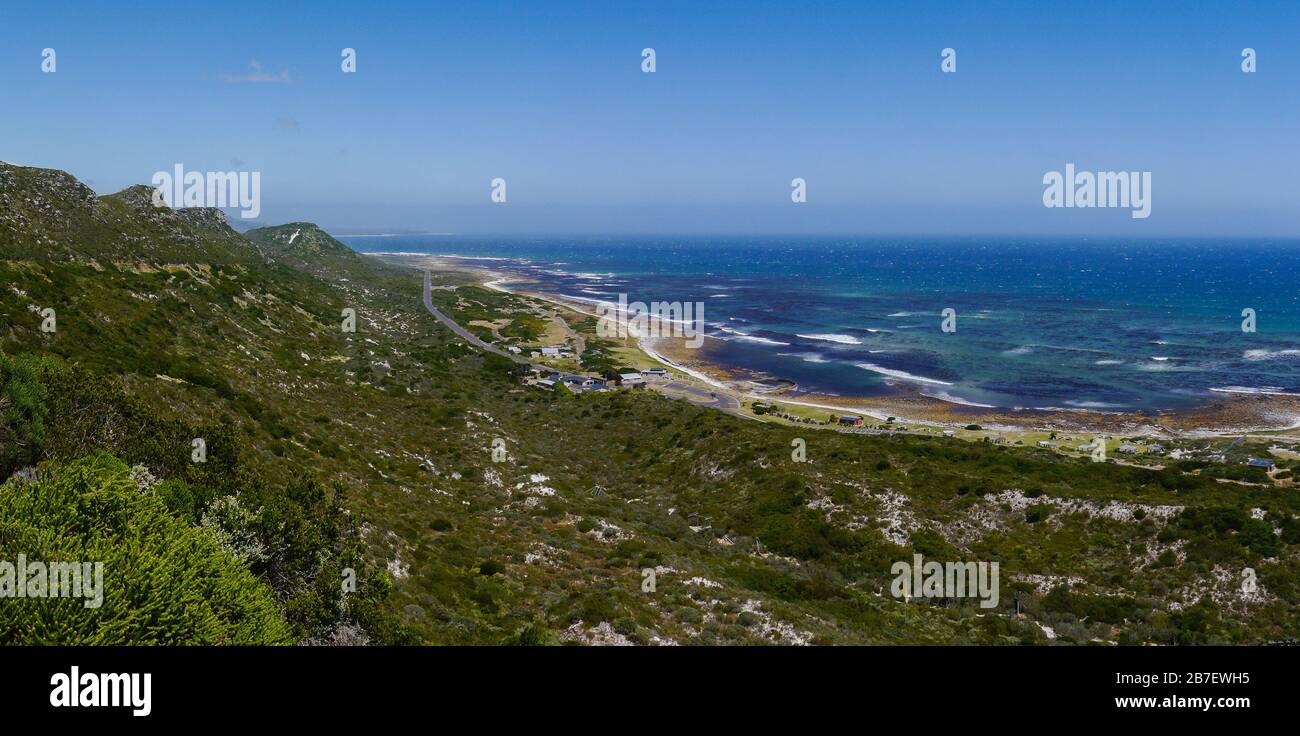 Meeresstraße M6, die zur Kap-Halbinsel führt, mit spektakulärem Blick auf die Küste und die Stadt Soet Water Stockfoto