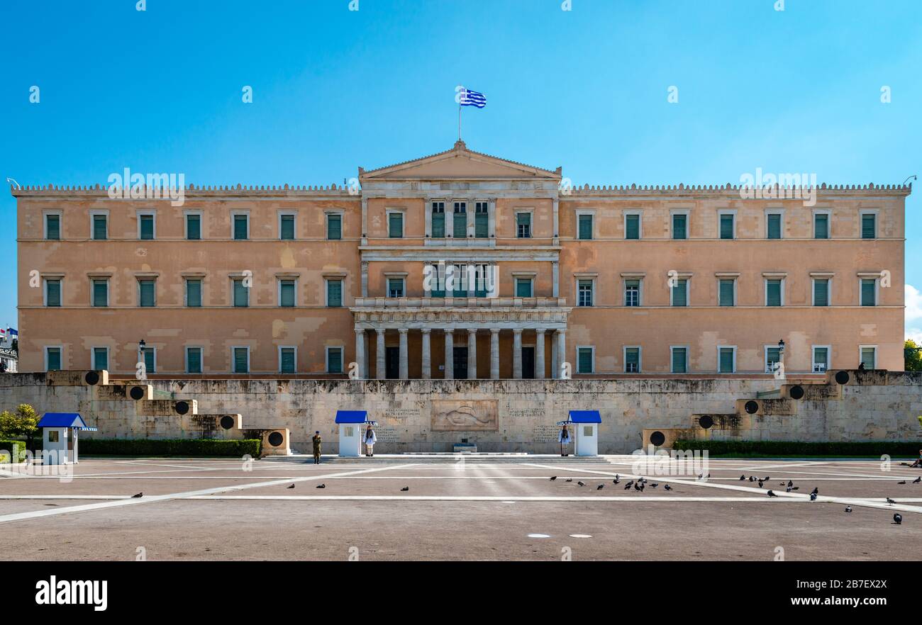 Athen/Griechenland - 15. März 2020: Der Hof vor dem griechischen parlament, einer der beliebtesten Touristenorte, ist wegen Th leer Stockfoto