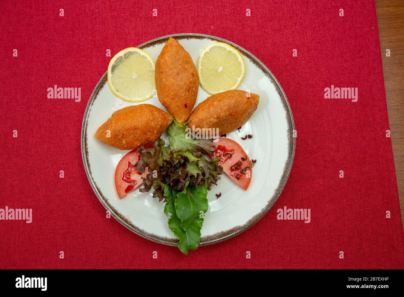 Icli kofte / gekochte Kibbeh / Quibe / gefüllte Fleischfalle falafel. Stockfoto Stockfoto