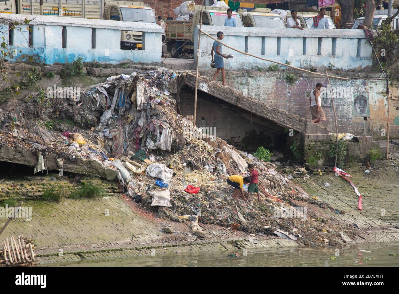 Müll und Abfall am Ufer des Hooghly River in Kalkutta, Indien Stockfoto
